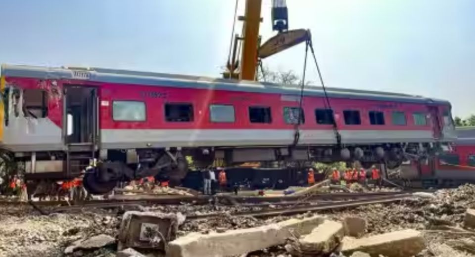 Breaking News Howrah Train Derailment Incident in Jharkhand