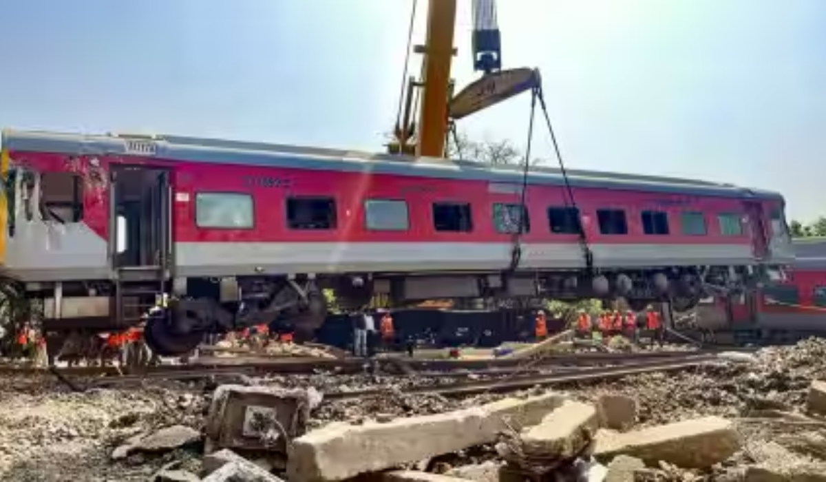 Breaking News Howrah Train Derailment Incident in Jharkhand